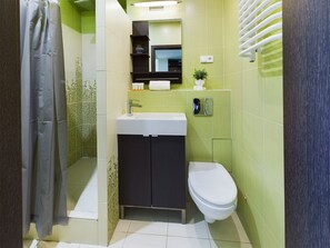 Shower, towels - Dwernickiego Studio Apartment by Renters (Warsaw)