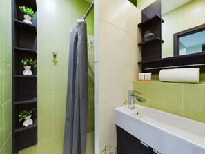 Shower, towels - Dwernickiego Studio Apartment by Renters (Warsaw)