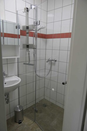 Ducha, secador de pelo, toallas y jabón