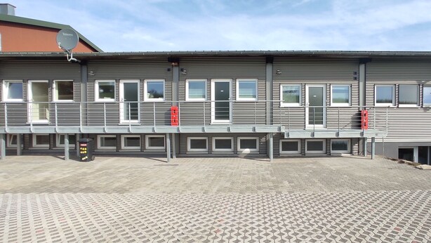 A modern building with multiple windows and a flat roof. - Cozy 1-room apartment in a quiet location, near freeway A6 Ilshofen (Ilshofen)