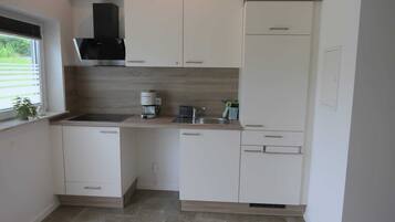 Kühlschrank, Mikrowelle, Herdplatte, Wasserkocher mit Kaffee-/Teezubehör