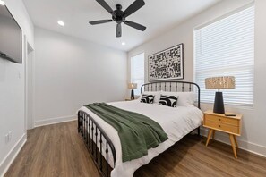 Room - NEW*Gumbo House*KING Bed*Fast WiFi*Instant Book (Lafayette)