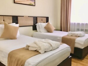 Deluxe-herbergi fyrir tvo, tvö rúm | Ókeypis þráðlaus nettenging