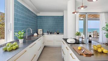 Een koelkast, een magnetron, een oven, een kookplaat