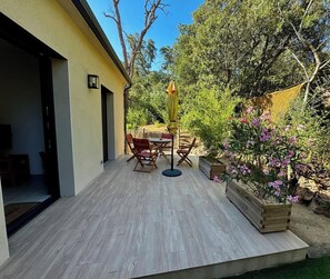 Outdoor dining - Mini Villa Neuve Tout Confort au Calme 6 km Porto Vecchio (San-Gavino-Di-Carbini)