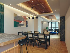 Suite estudio superior | Área de sala de estar | Smart TV de 60 pulgadas con canales digitales y servicios de streaming 