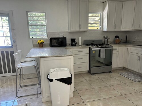 3-bedroom house, near beautiful beaches & access to public transportation. 