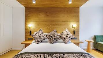 Een douche, een haardroger, handdoeken, zeep