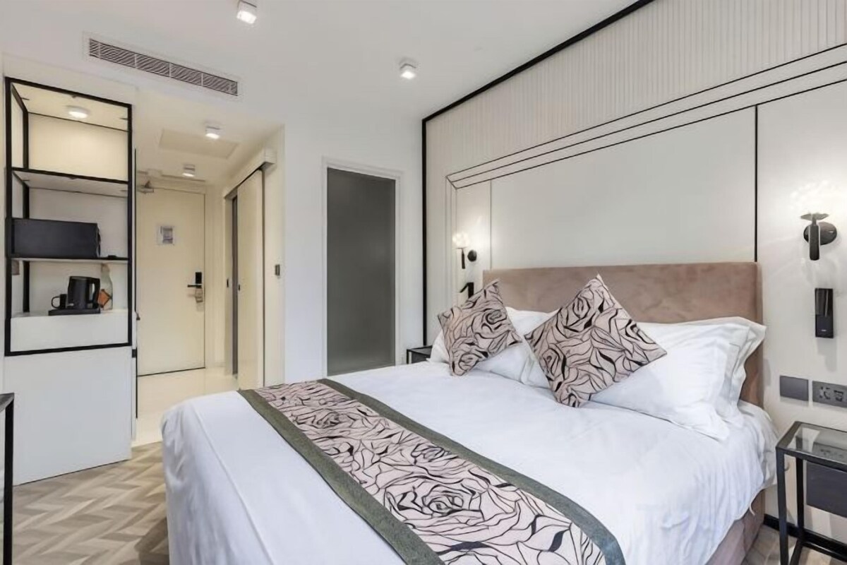 Minibar, in-room safe, laptop workspace, blackout drapes