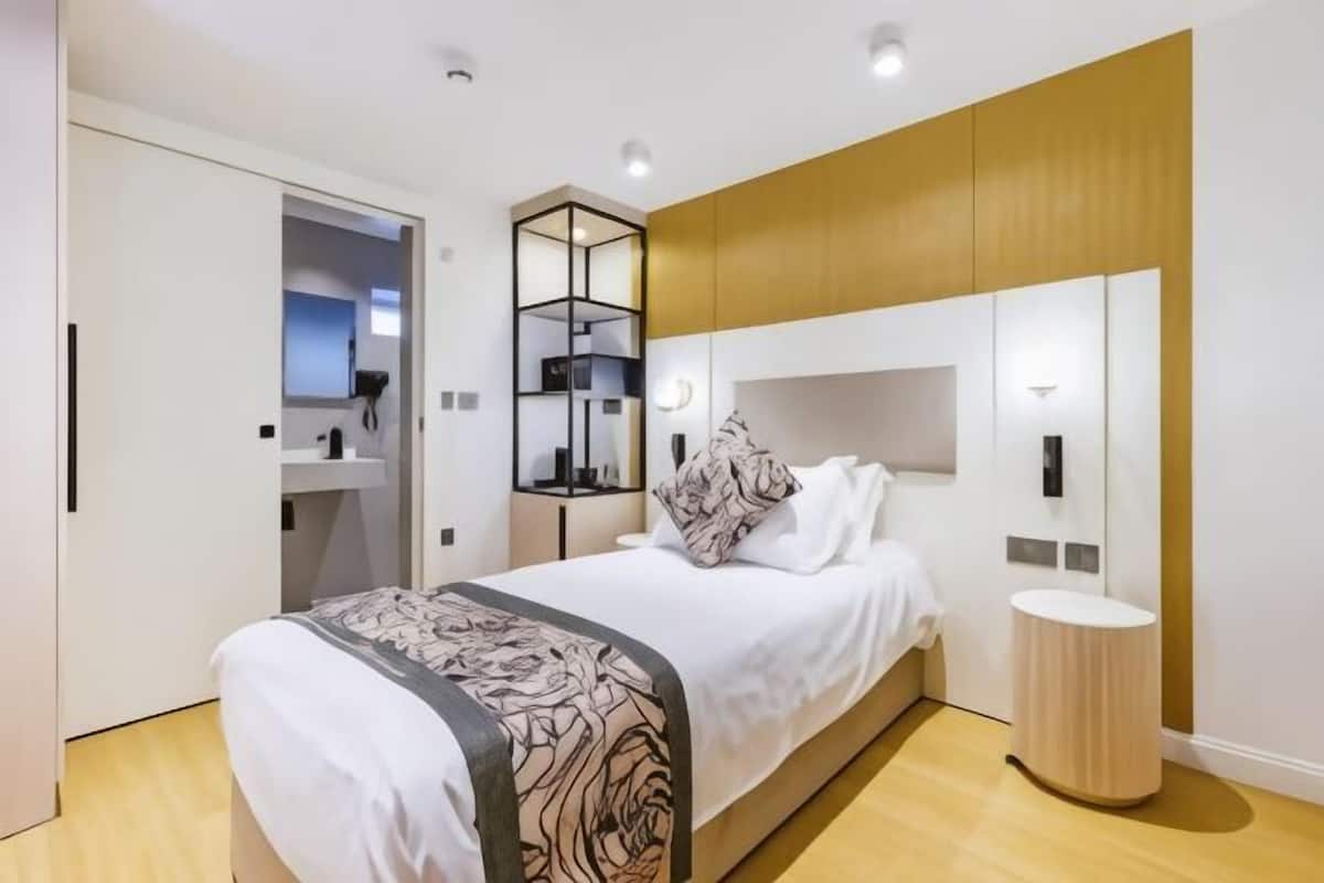 Minibar, in-room safe, individually decorated, individually furnished