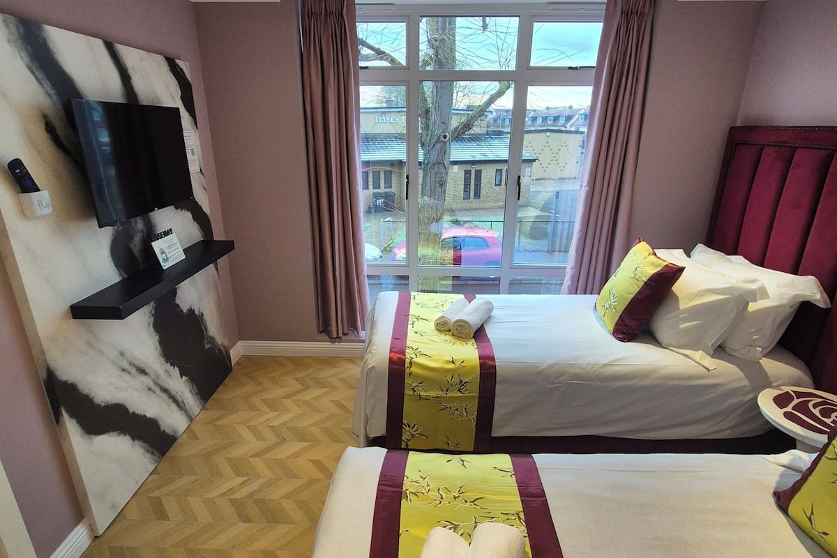 Standard-herbergi | Míníbar, öryggishólf í herbergi, vinnuaðstaða fyrir fartölvur