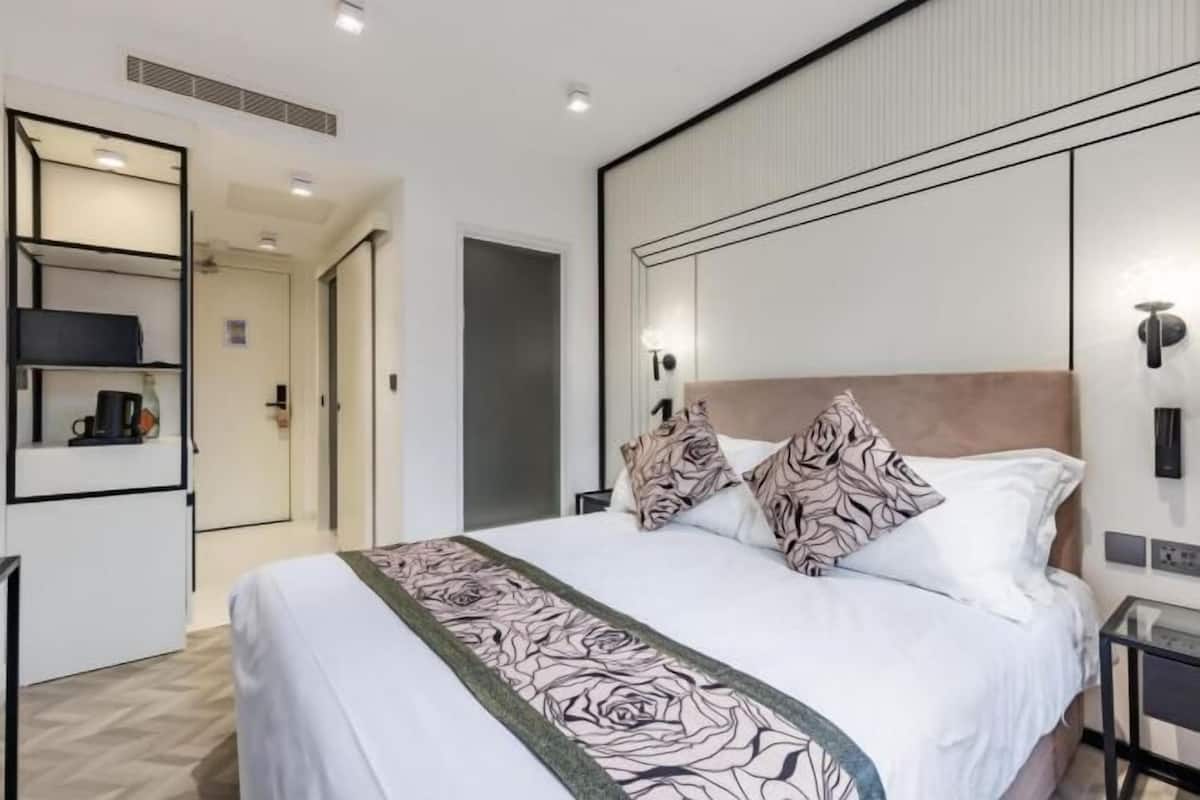 Minibar, in-room safe, individually decorated, individually furnished