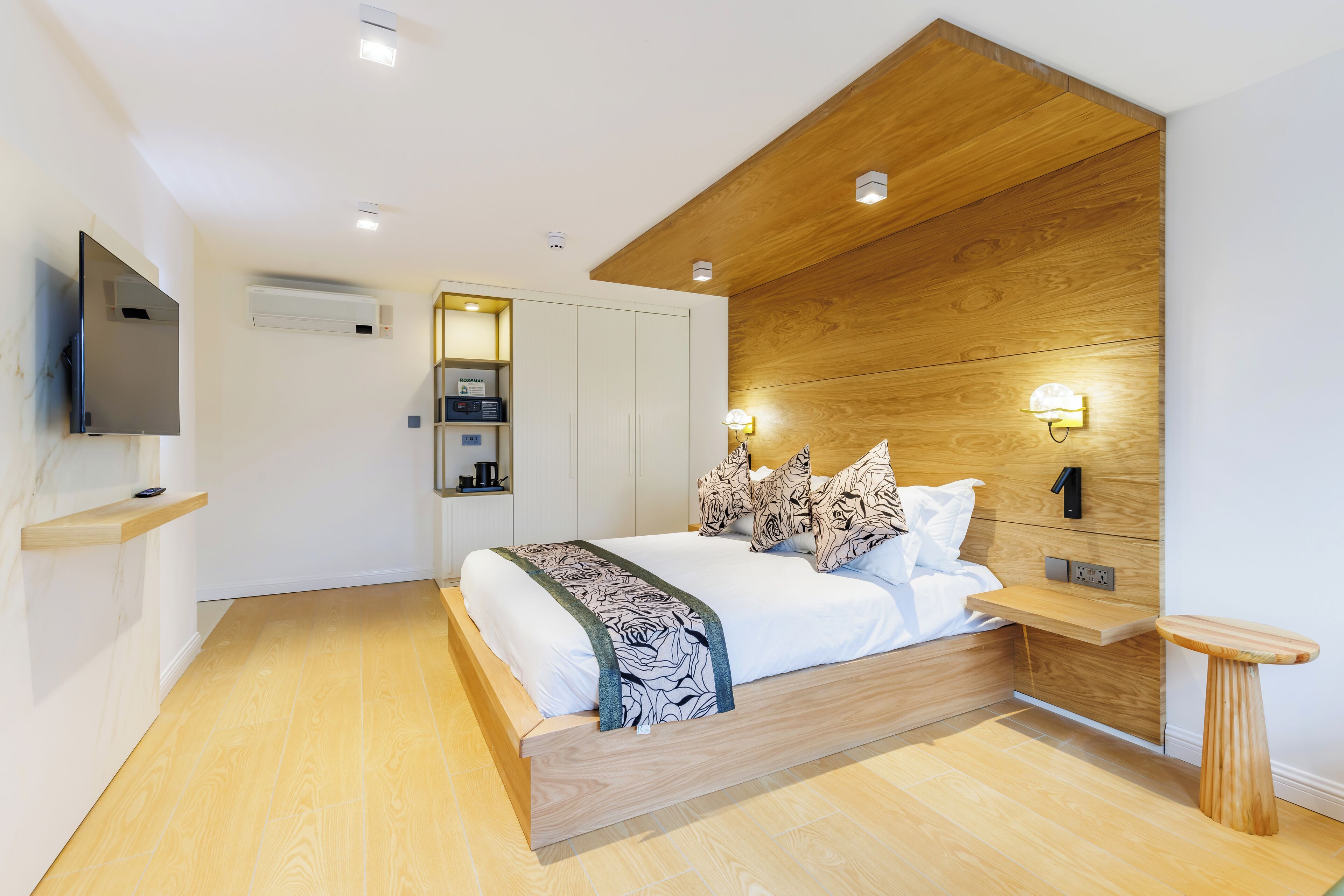 Habitación doble superior | Minibar, caja de seguridad en la habitación y decoración personalizada 