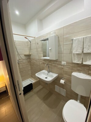 Dusche, Haartrockner, Handtücher, Seife