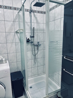 Dusche, Haartrockner, Handtücher, Seife