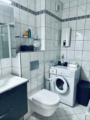 Dusche, Haartrockner, Handtücher, Seife