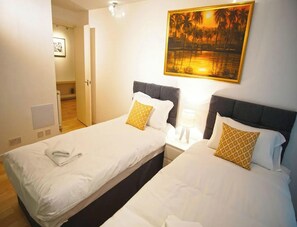 Blackout drapes, iron/ironing board, free WiFi, wheelchair access - Superior Canary Wharf O2 Arena 2Bed (London)