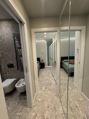 Douche, sèche-cheveux, bidet, serviettes fournies