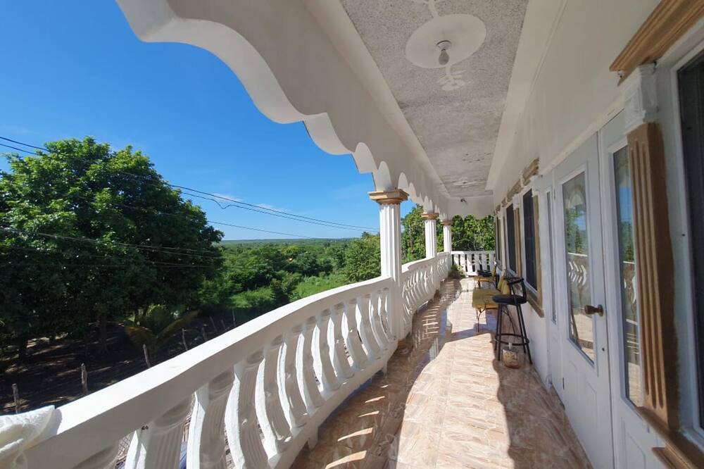 Sandy Bay Paradise Retreat - 7 Bedrooms