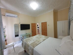 House | 7 bedrooms, iron/ironing board, free WiFi, bed sheets - Sandy Bay Paradise Retreat - 7 Bedrooms (Sandy Bay)
