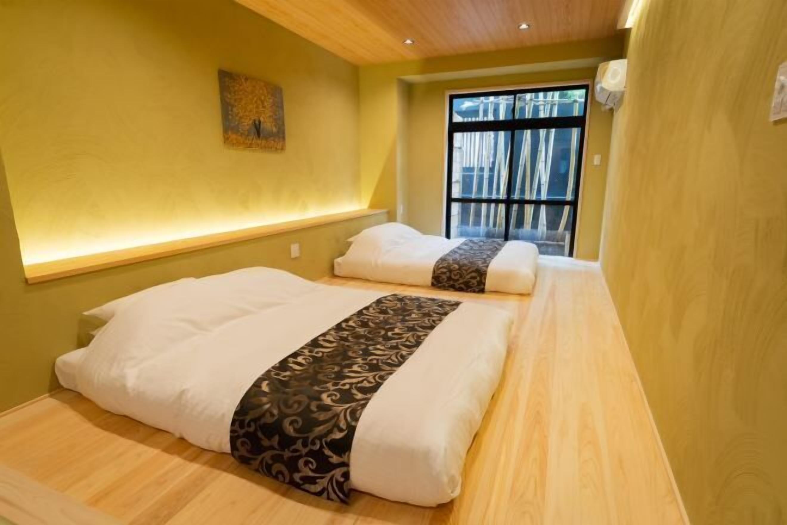 2 habitaciones, cubrecamas y minibar con artículos gratuitos 