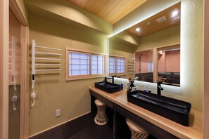 Combined shower/tub, deep soaking tub, eco-friendly toiletries - TAKENOYA (Osaka)