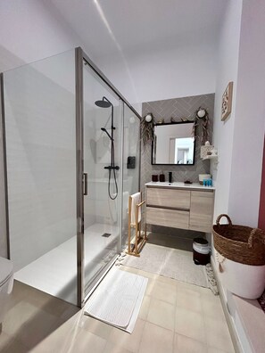 Een douche, een haardroger, handdoeken, zeep