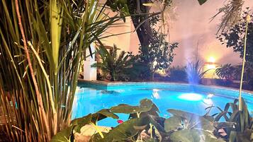 Una piscina al aire libre