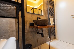 Shower, bidet, towels, soap - The Vinum Suites / Pecorino Suite (Villa Caldari)