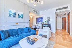 Deluxe-huoneisto, kaupunkinäköala | Oleskelualue | 65–tuumainen taulutelevisio, jossa kaapelikanavat