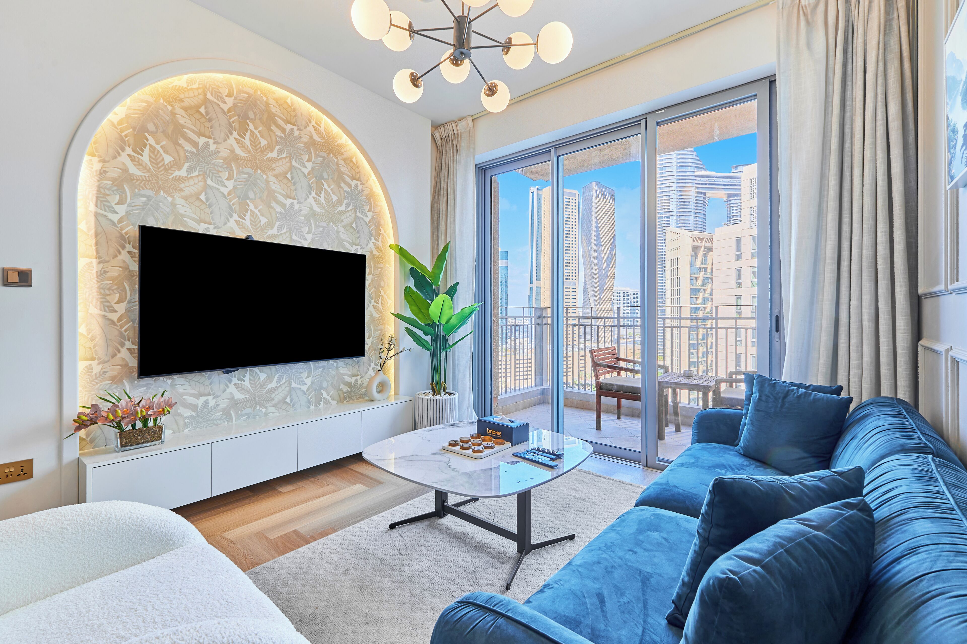Appartement Deluxe, vue sur la ville | Aire de séjour | Téléviseur à écran plat de 65 po avec télévision par câble