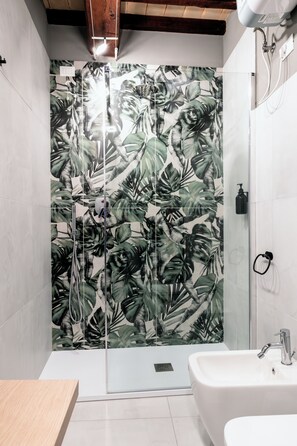 A bathroom with a shower, a sink, and a toilet. - [Maison Fontebella 56] Assisi Center (Assisi)