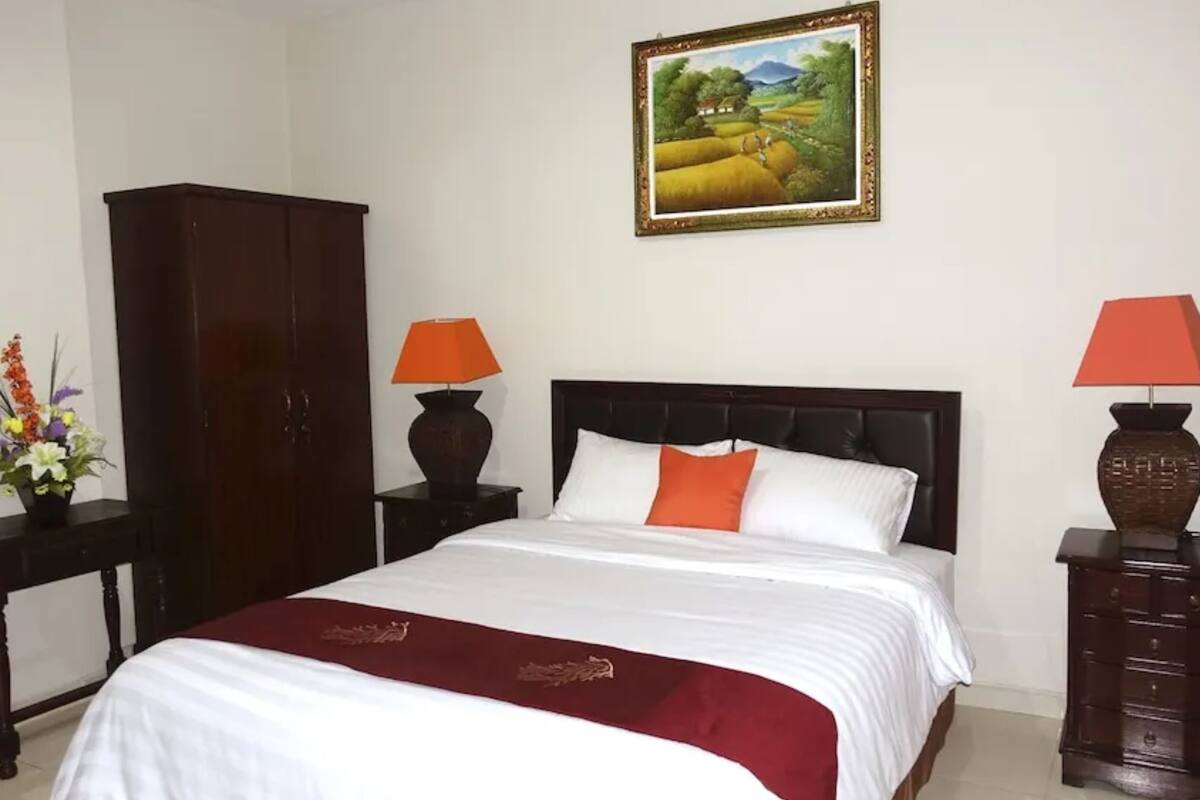 Deluxe Double Room, 1 Queen Bed, Private Bathroom, Courtyard View | Living area