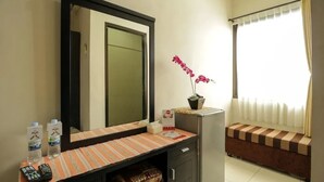 Deluxe Double Room, 1 Queen Bed, Private Bathroom, Courtyard View | Living area - Tuban Torres Accomodation (Tuban)
