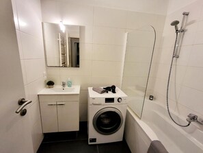 Appartement, 2 slaapkamers | Badkamer | Een haardroger, handdoeken, zeep, shampoo