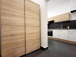 Leilighet, 2 soverom | Blendingsgardiner, lydisolert, strykejern/-brett og wi-fi (inkludert)