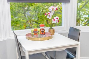 Dining - Brighton City Centre Seafront 1 Bedroom Flat BN133DUK02 (Brighton and Hove)