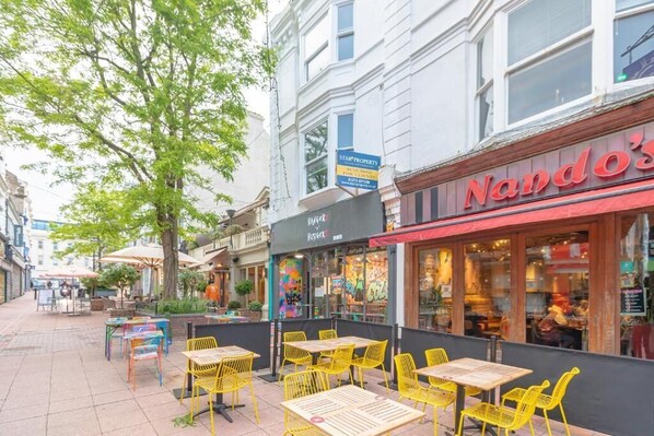 Outdoor dining - Brighton City Centre Seafront 1 Bedroom Flat BN133DUK02 (Brighton and Hove)
