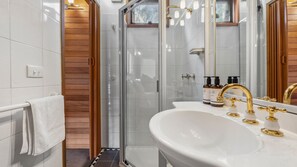 Dusche, Whirlpool, Haartrockner, Handtücher