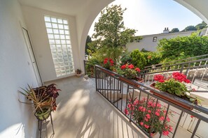 Front of property - Saxofonia Apt. (Bar)