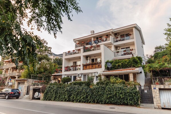 Front of property - Saxofonia Apt. (Bar)