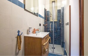 Bruser, hårtørrer, bidet, håndklæder