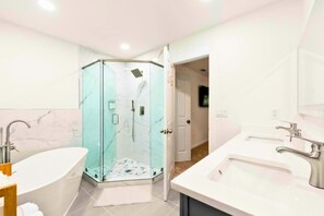 Hair dryer, towels, soap, shampoo - Cozy 3BR Retreat in Mableton – Sleeps 6 (Mableton)