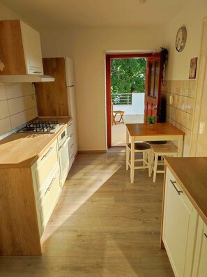 Kühlschrank, Mikrowelle, Ofen, Herdplatte