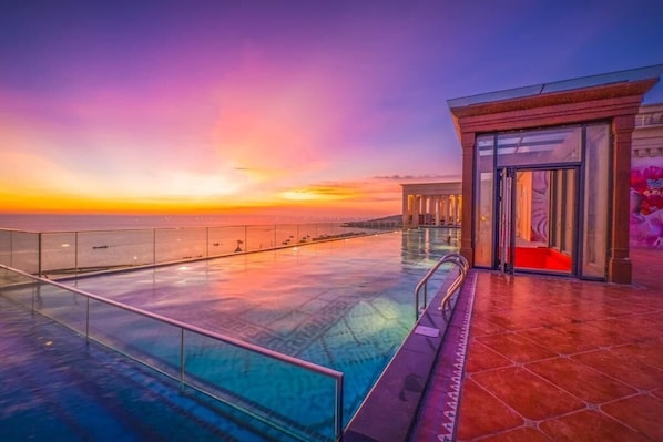 4 outdoor pools