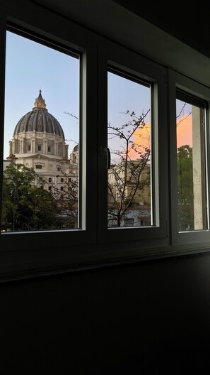 Classic Room, City View | In-room safe, desk, free WiFi, bed sheets - The New Guesthouse Vatican (Rome)