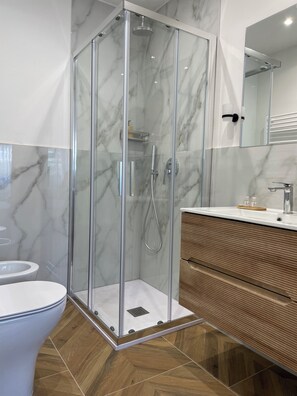 淋浴设施、吹风机、坐浴桶、毛巾