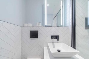 Haartrockner, Handtücher, Seife, Shampoo