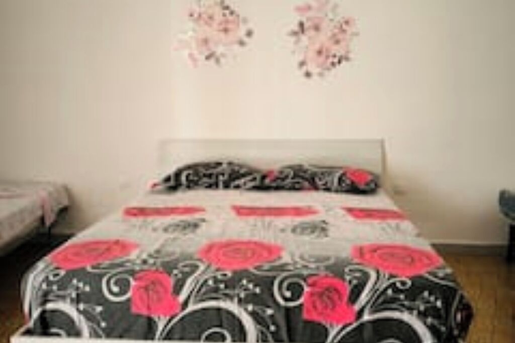 1 bedroom, bed sheets