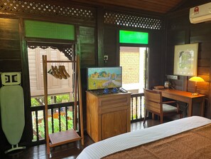 Villa superior, balcón, vista a la montaña | 1 habitación, caja de seguridad en la habitación y escritorio 